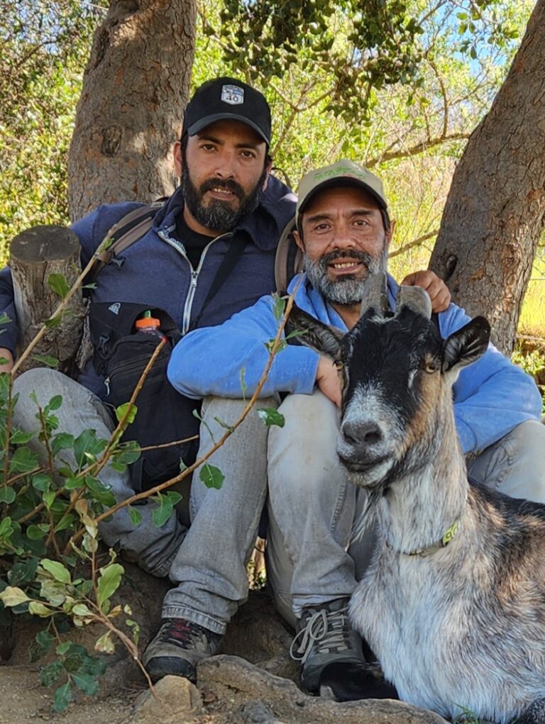 Los fundadores de HRBF junto a la manada